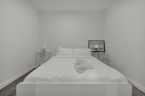 Beautiful 2BR Lakeside View, Belconnen